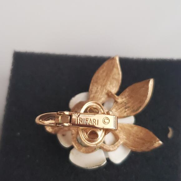 VTG Crown Trifari White‎ Rose Earrings with Matte Gold Tone Leaves Clip-On - Picture 5 of 7